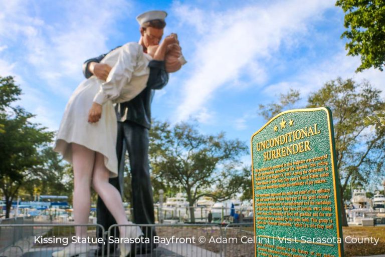 Kissing Statue, Sarasota Bayfront c Adam Cellini Visit Sarasota County 10Jun22