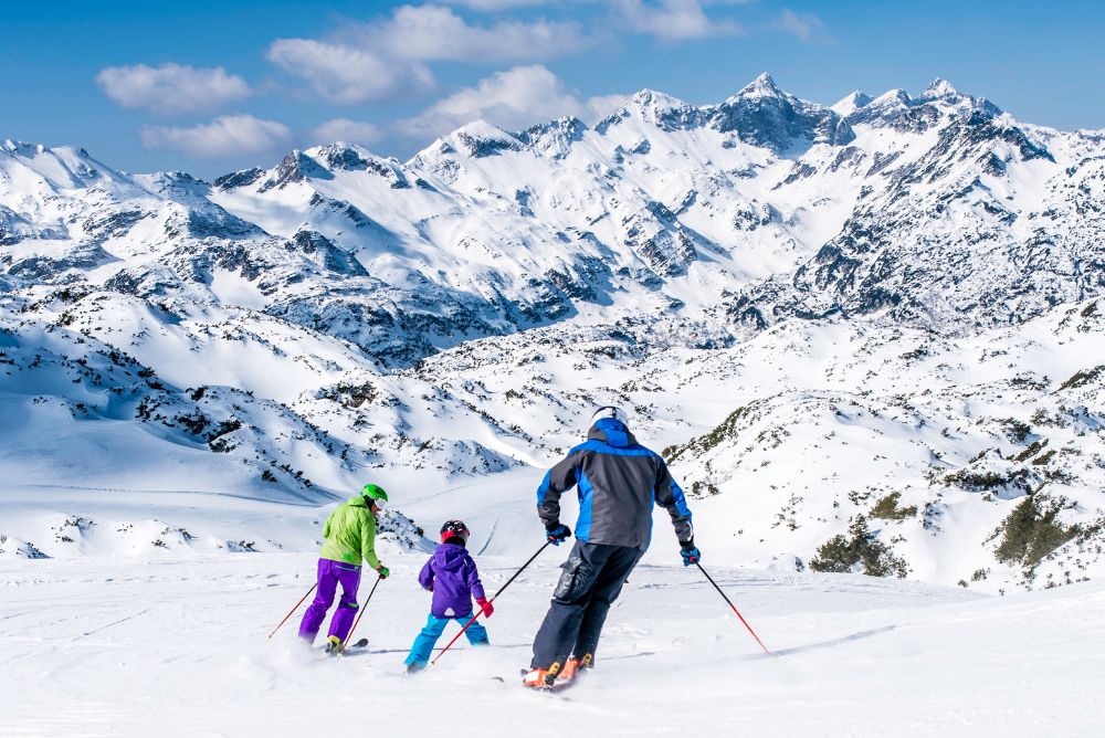 Family skiing Lizzis Luxury Edit 18Oct22