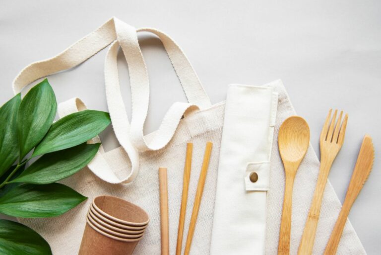 8 ways to travel more sustainably reusable cutlery 18Jan23