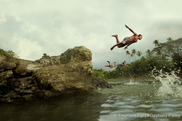 Dive in © Tourism Fiji 22Feb23