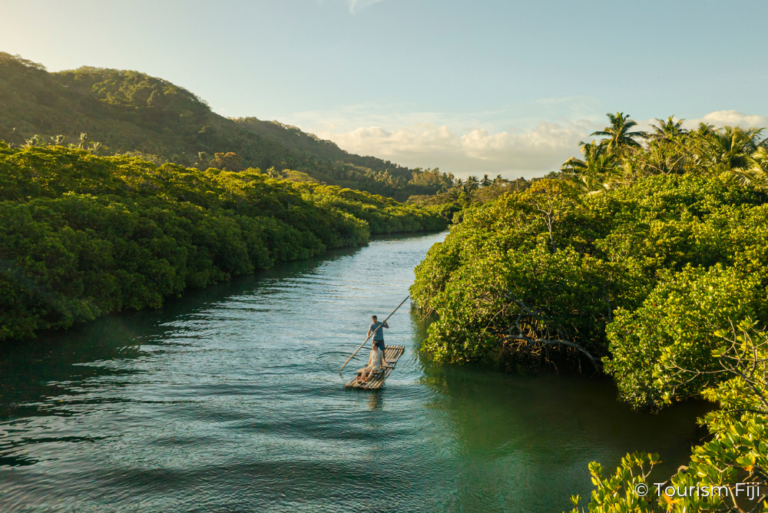 Paddleboarding © Tourism Fiji 22Feb23