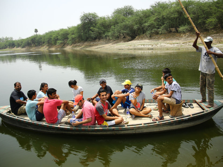 volunteers on Yamuna River crossing to ECCC from ABRF Wildlife SOS 19Apr23